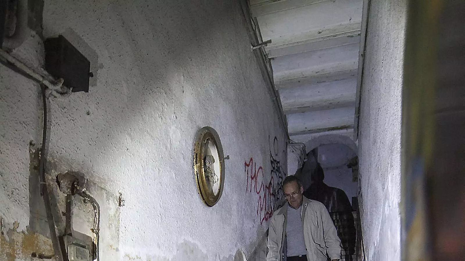 El narcotour d’ahir va incloure una visita en un bloc del carrer d’en Roig que havia tingut narcopisos fins a l’estiu.