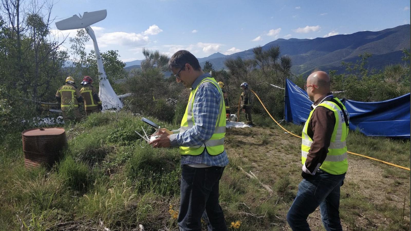 Bombers i policia en el lloc de l'accident de l'ultralleuger, aquest dimecres. / MOSSOS D'ESQUADRA