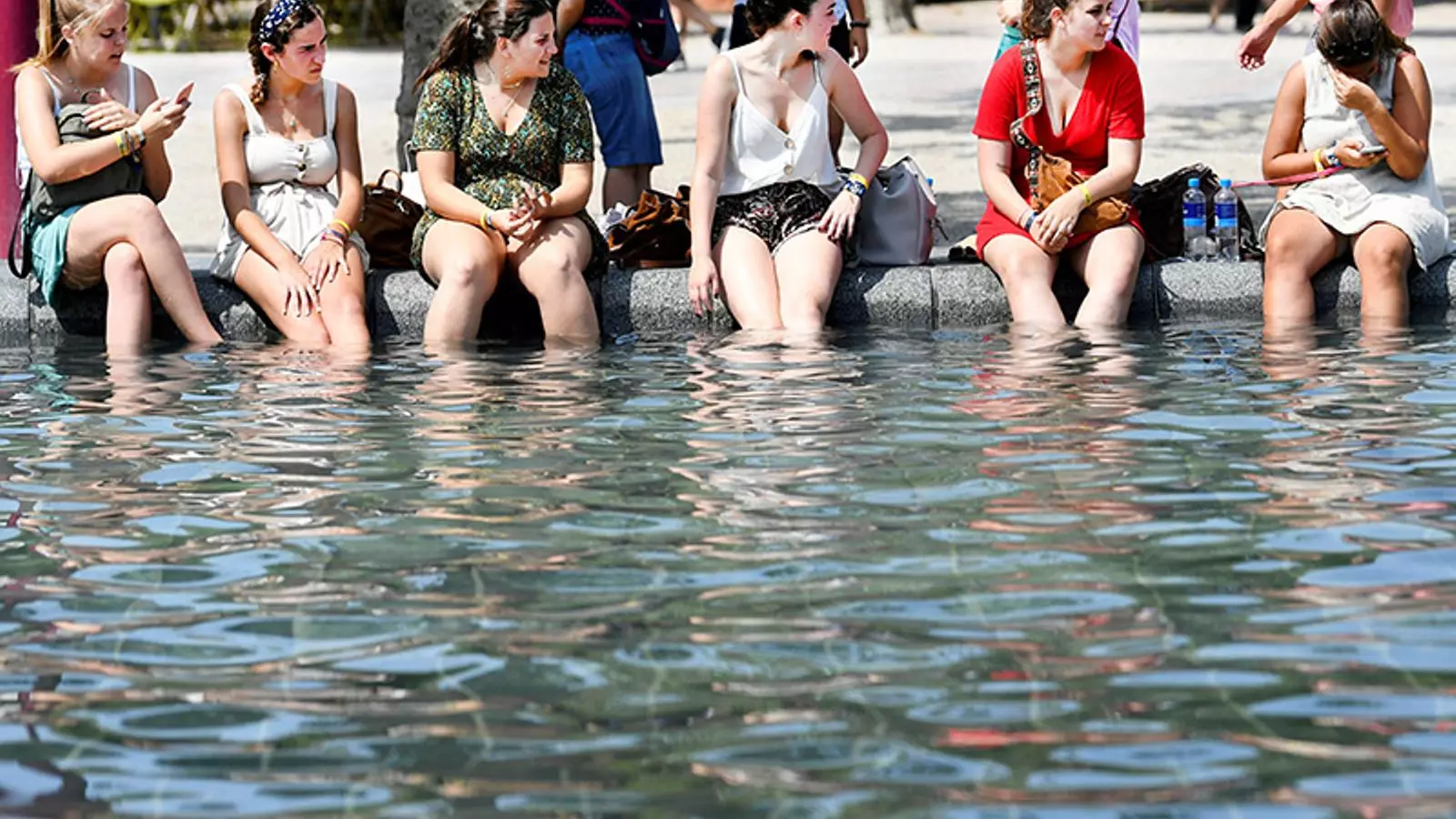Dones refrescant-se davant del Rijksmuseum d'Amsterdam / REUTERS Piroschka van de Wouw
