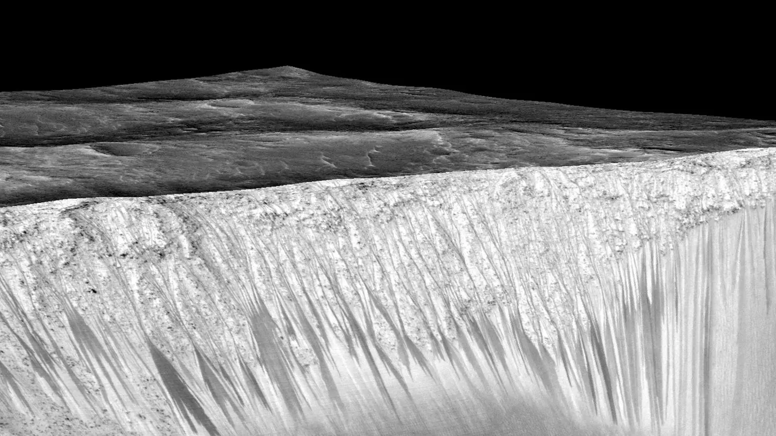 Erosió possiblement per aigua al cràter Garni, a Mart. NASA
