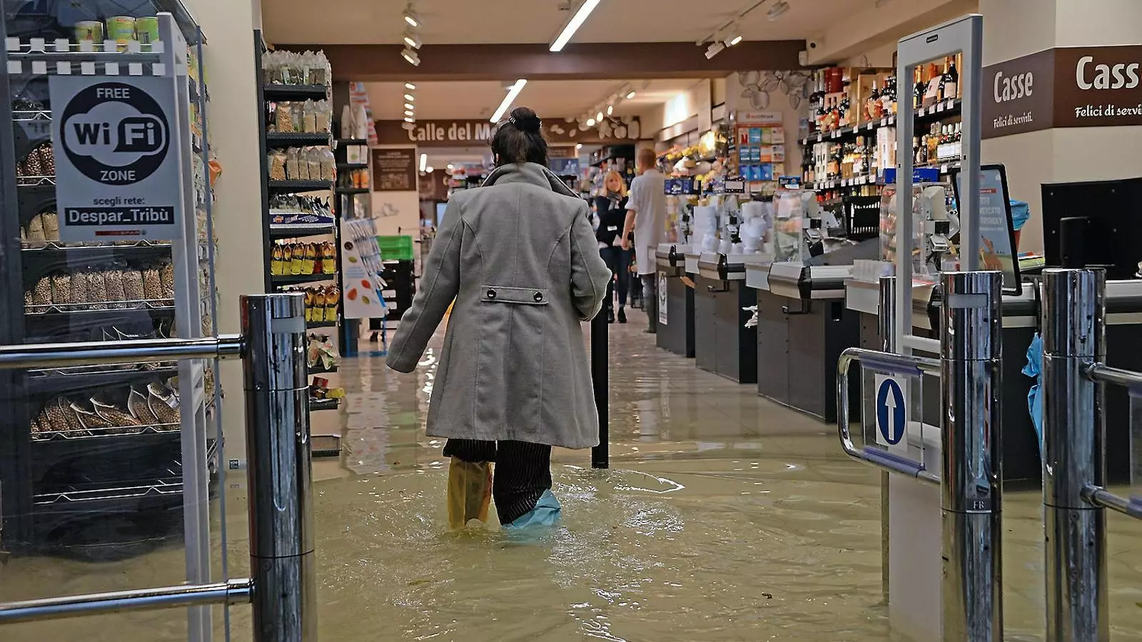 Un supermercat de Venècia ahir. Després de les inundacions de dimarts a la nit, la pluja no dona treva a la ciutat dels canals.