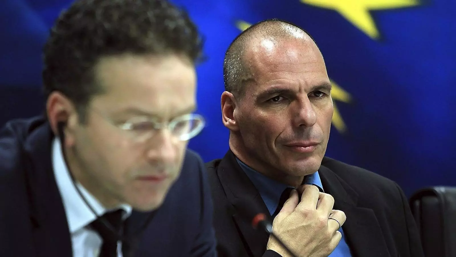 PRIMER CONTACTE El president de l’Eurogrup, Jeroen Dijsselbloem, va reunir-se ahir a Atenes amb el nou ministre de Finances grec, Iannis Varufakis. Era el primer contacte en privat de l’Eurogrup i l’executiu de Syriza. La reunió va ser tensa i va servir per veure que les posicions entre Brussel·les i Atenes sobre el programa de rescat estan, a hores d’ara, molt allunyades.