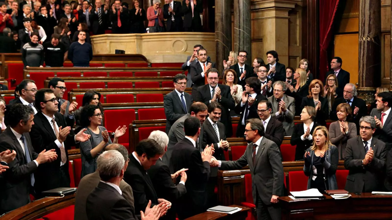 Els diputats favorables a la declaració, aplaudint després de votar, al Parlament / ACN