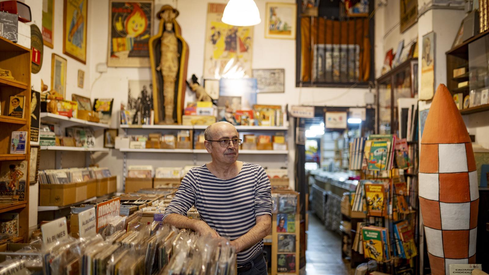 Jordi Viñas retratado en su tienda, La Bola.