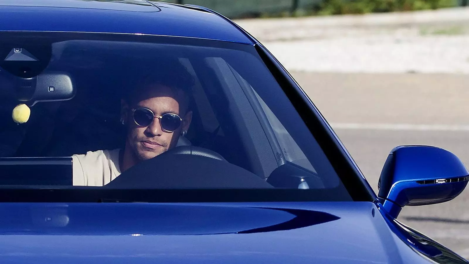 Neymar, a primera hora del dia, entrant a la Ciutat Esportiva Joan Gamper.