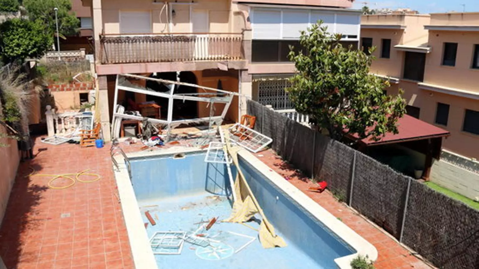 Efectes de la potent deflagració a la part del darrera de la casa de Segur de Calafell