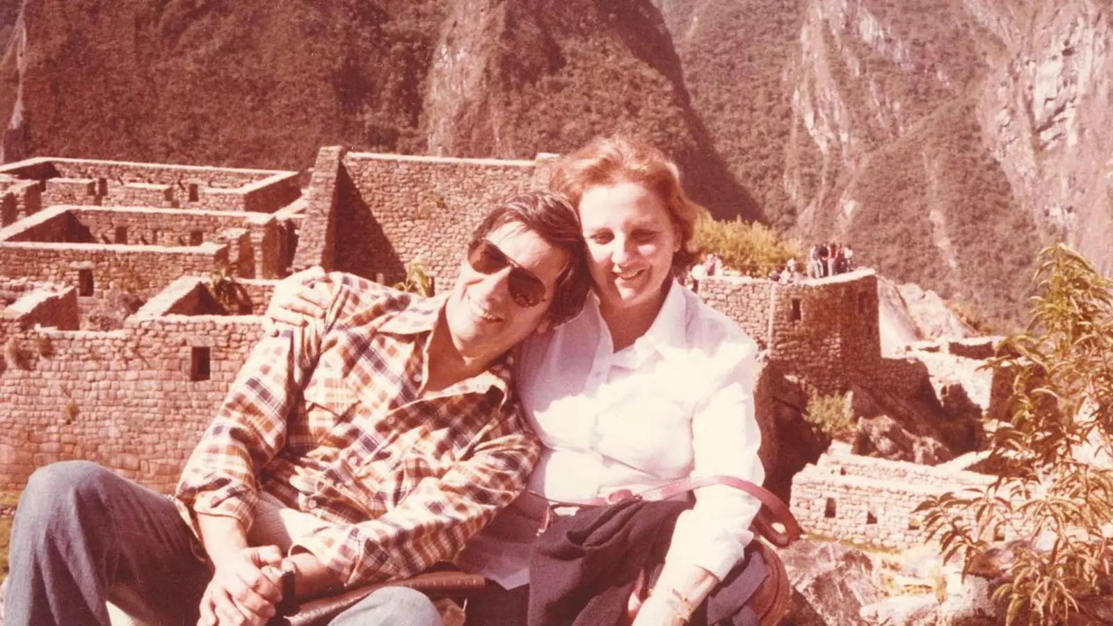 Carmen Balcells, amb el premi Nobel de Literatura Mario Vargas llosa, al Machu Picchu