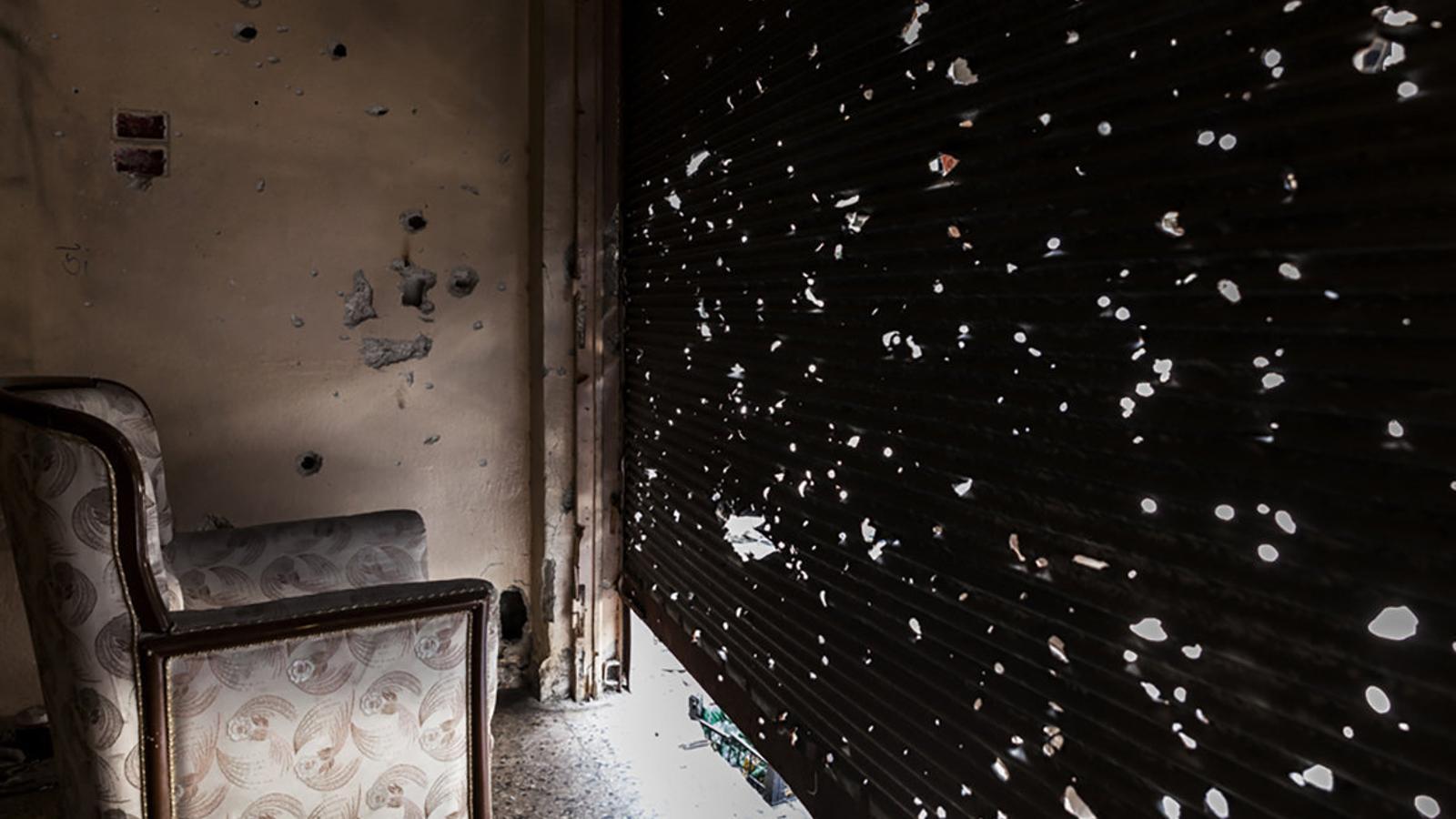 01. Carole Alfarah posa al pati interior de la Casa Elizalde, on exposa ‘Wa habibi’. 02. Una fotografia de la mostra de l’artista, en què ensenya la destrucció dels seus espais quotidians.