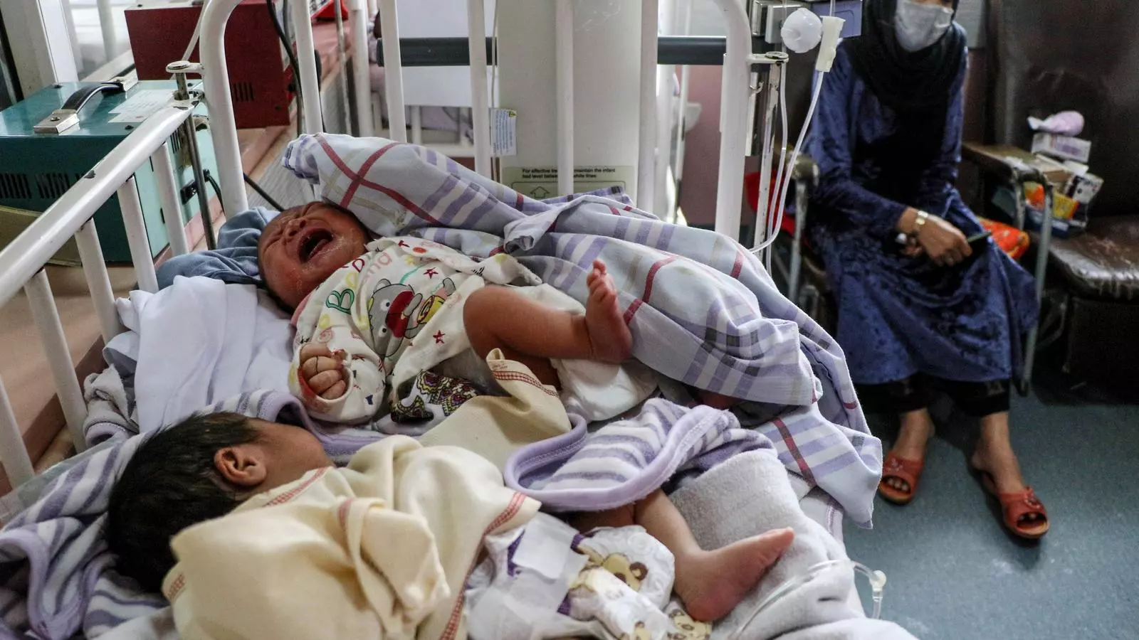 Dos nadons evacuats de la maternitat atacada a Kabul dimarts