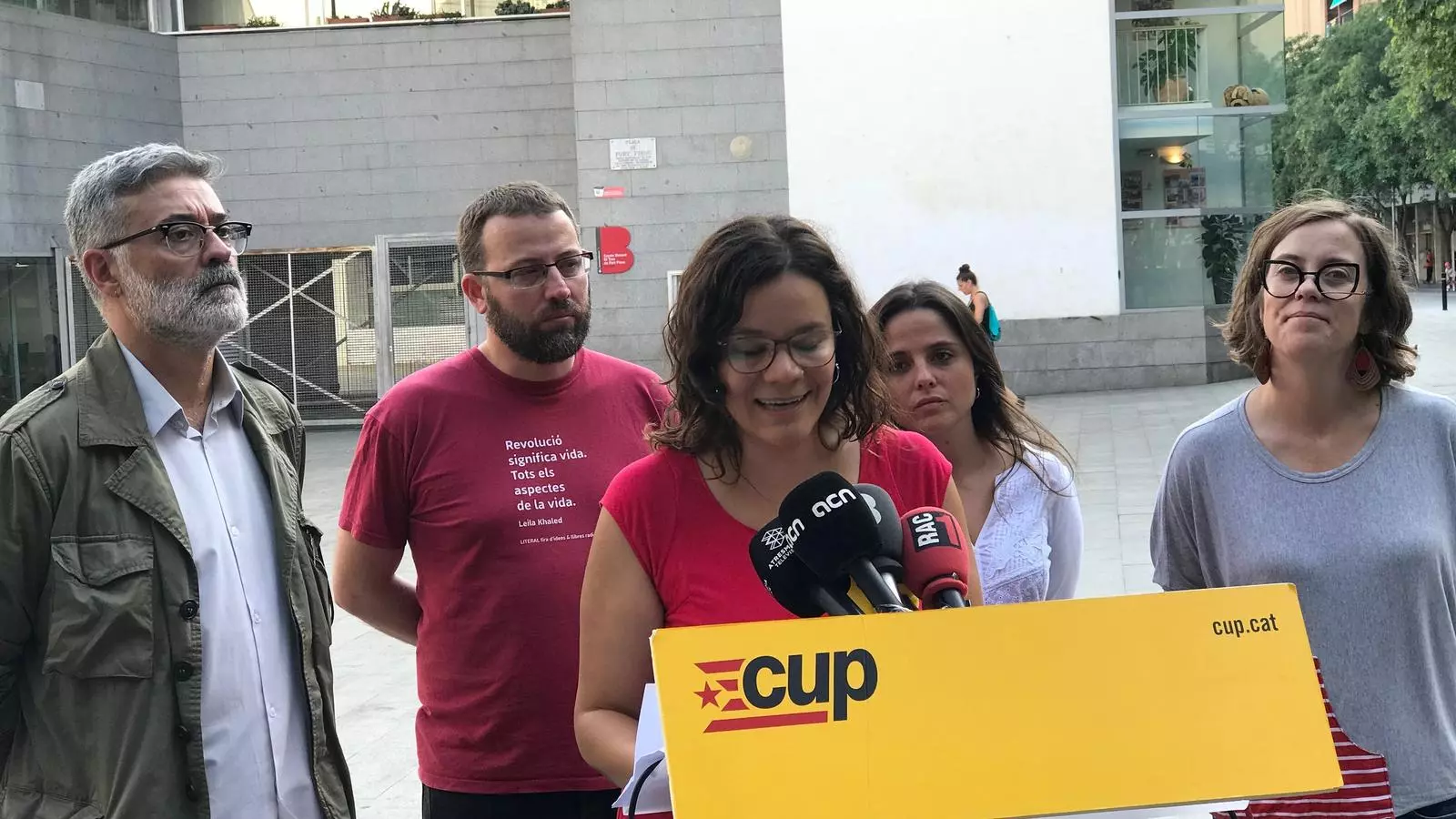 Natàlia Sànchez acompanyada pel grup parlamentari de la CUP al complet avui en la compareixença en memòria de l'1-O