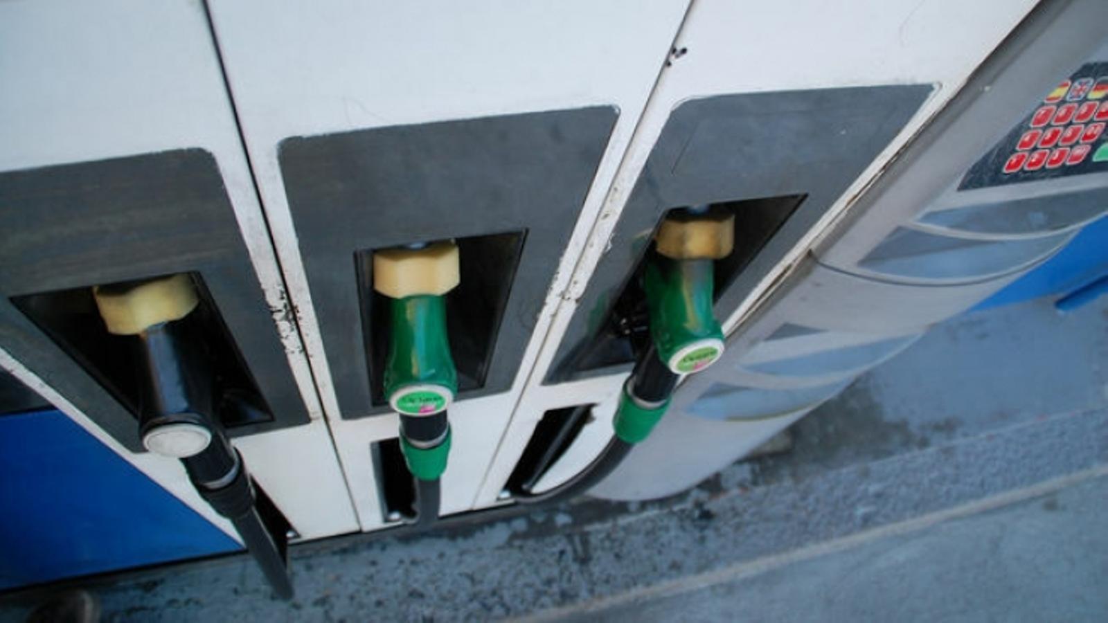 Sortidors de carburant en una benzinera.
