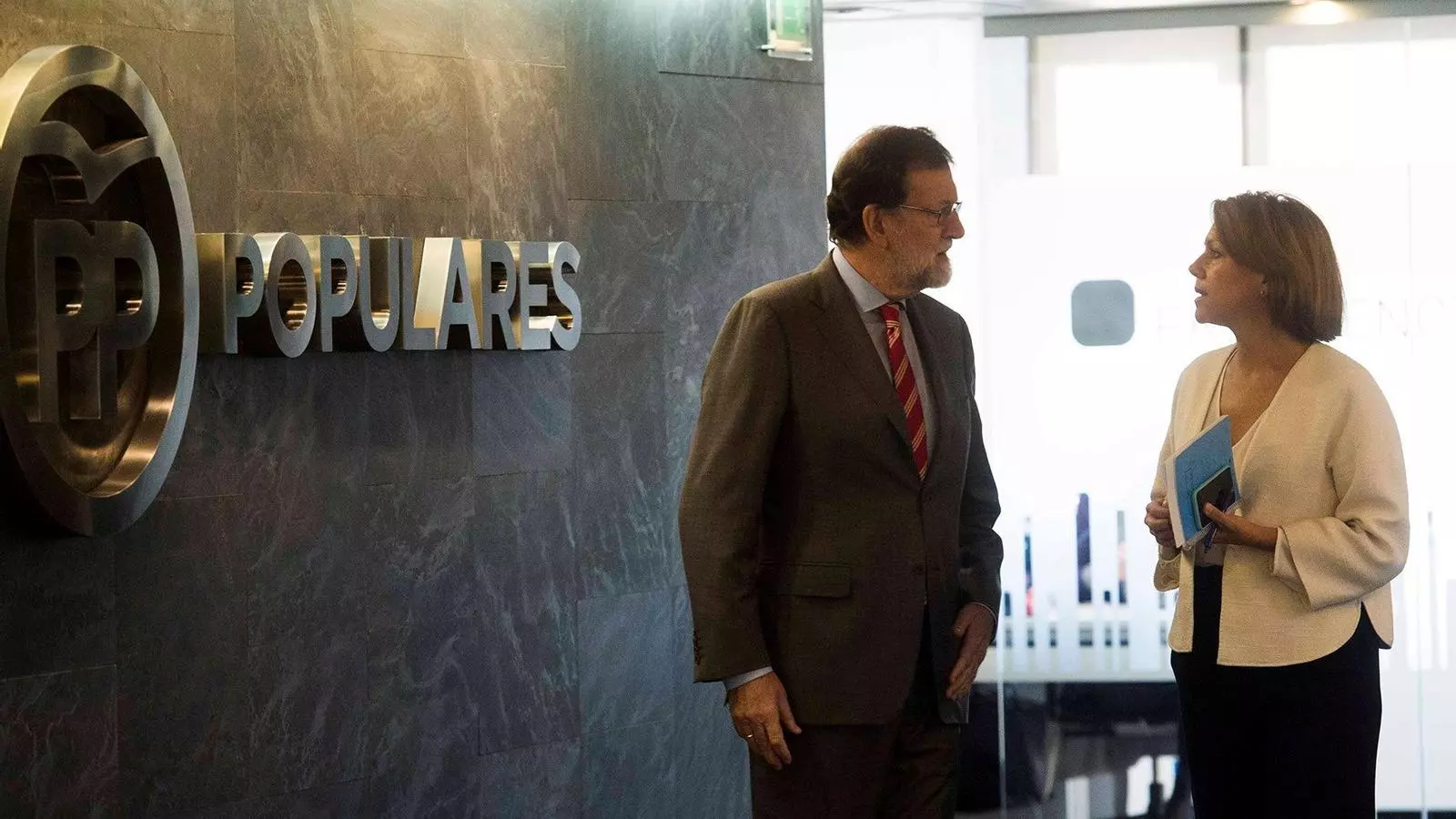Mariano Rajoy amb la secretària general del PP, María Dolores de Cospedal, aquest dilluns a la seu del partit / DAVID MUDARRA (EFE)