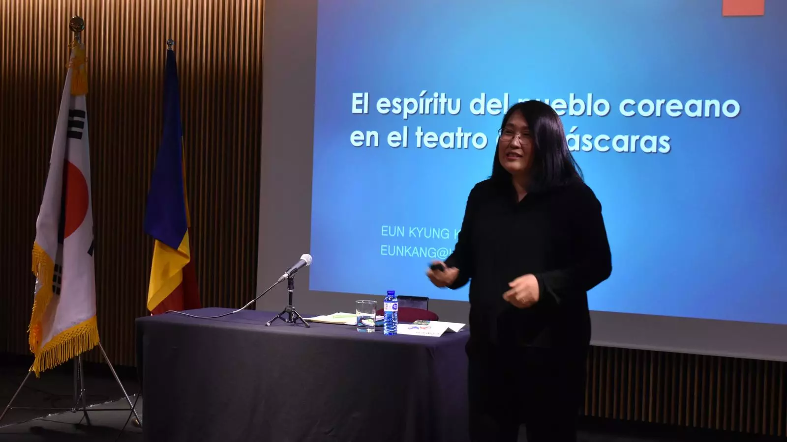 La conferenciant, Eun Kyung Kang, durant la xerrada sobre el teatre de màscares coreà.