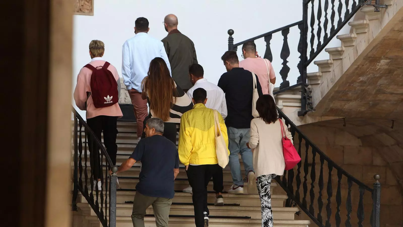 Els dos acusats, envoltats d’alumnes i pares de l’acadèmia de ball a l’Audiència.