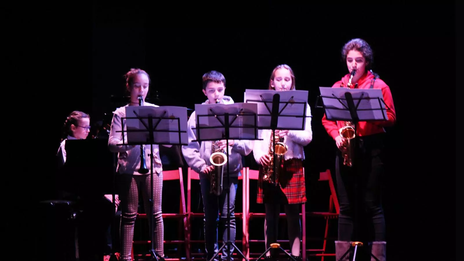 Espectacle de Nadal de les escoles artístiques de la Llacuna. / ANA