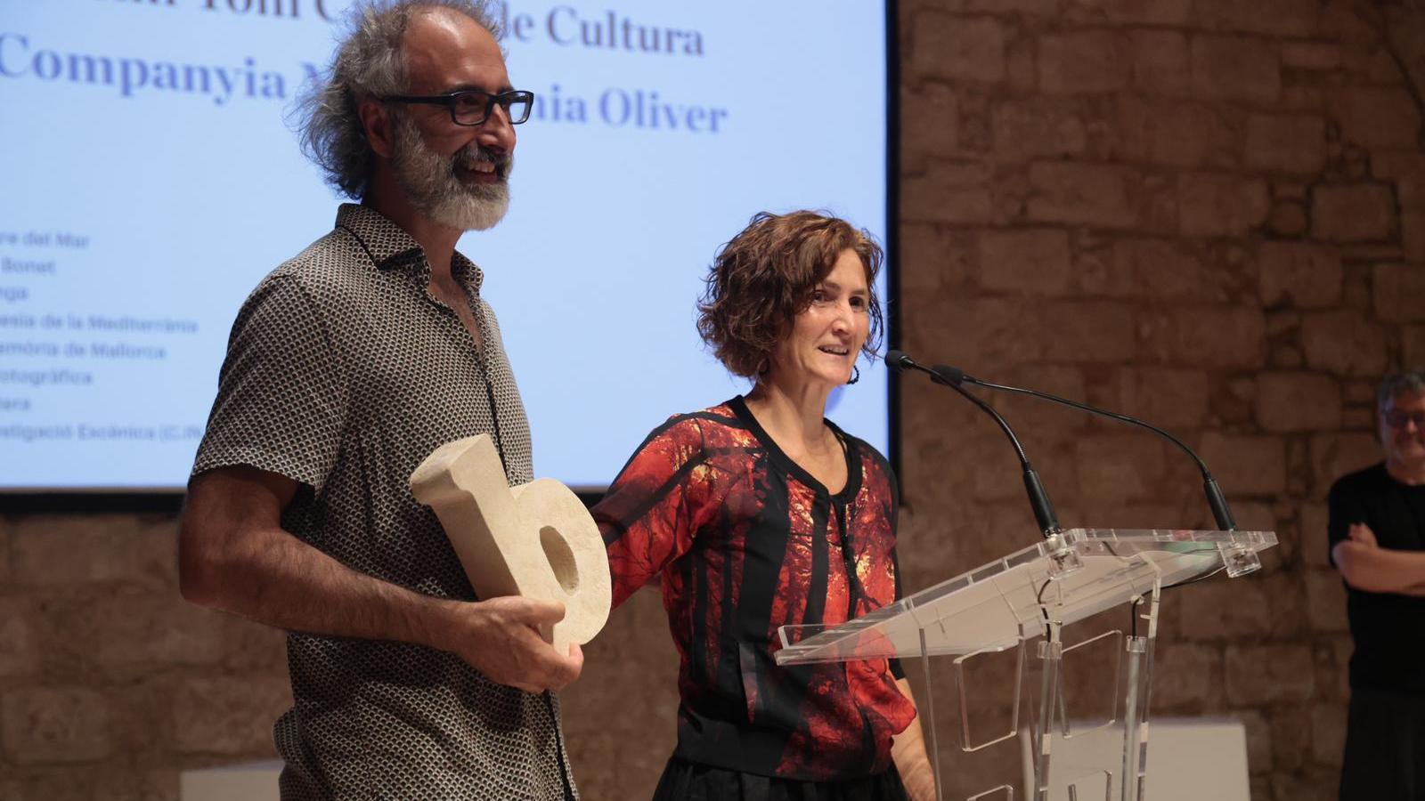 Die Vertreter des Unternehmens Mariantònia Oliver mit dem Toni Catany Kulturpreis