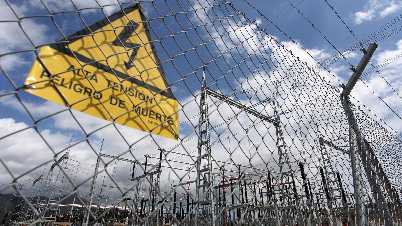 Very high voltage line station near Bescanó.