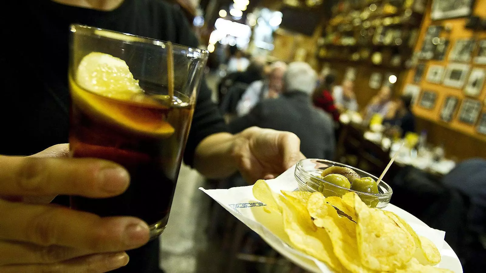 “També hi tenien anxoves, olives i patates de xurreria, que és el mínim comú denominador d’una vida tolerable”.
