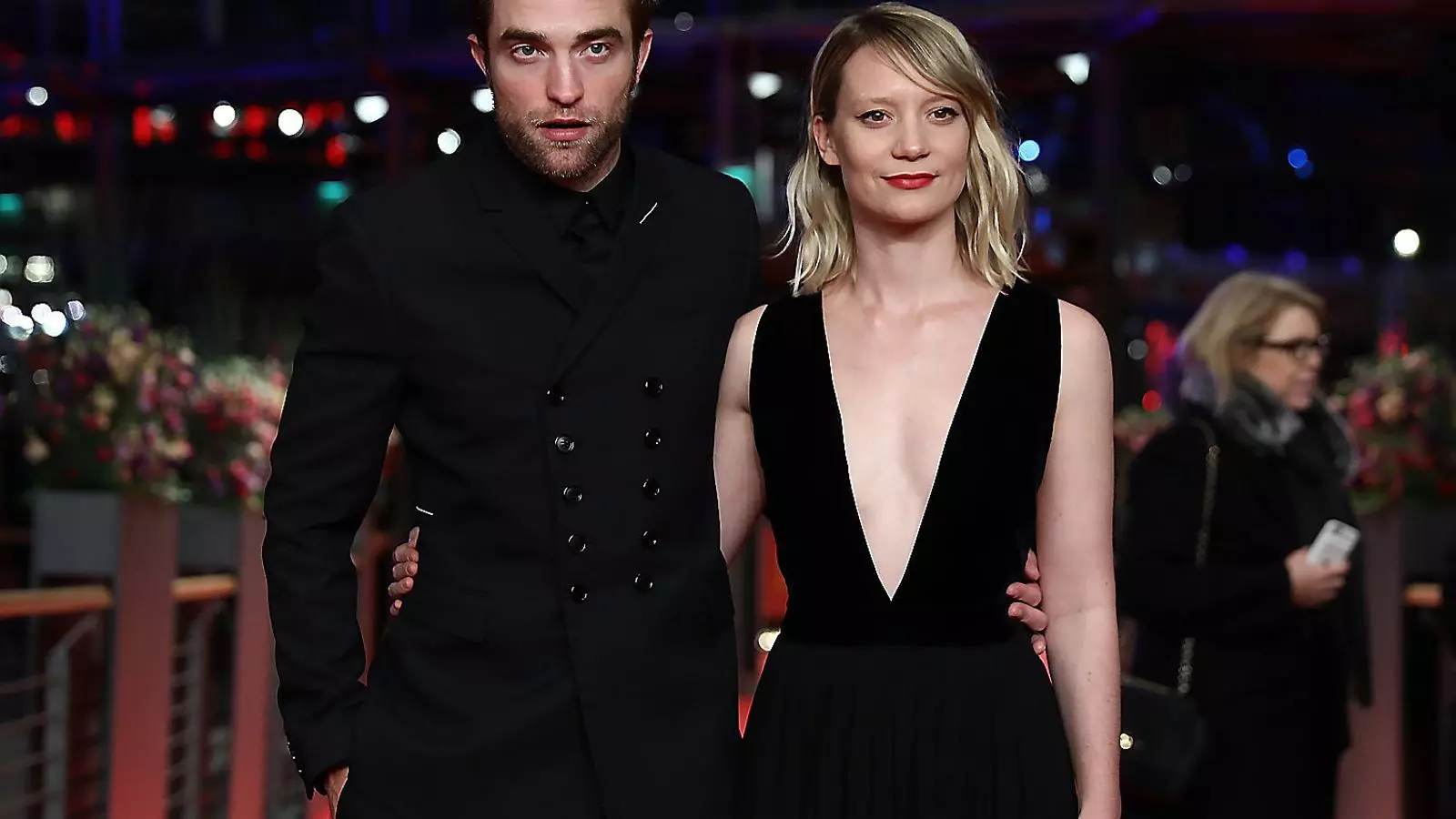 Robert Pattinson i Mia Wasikowska just abans de l’estrena del western Damsel al Festival de Cinema de Berlín.