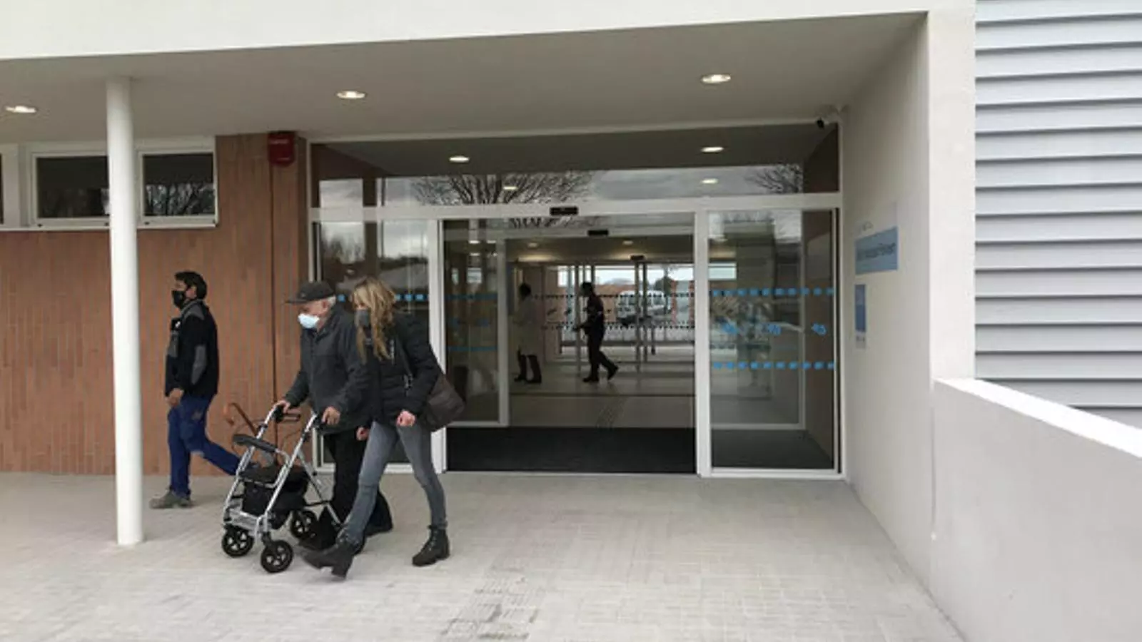 Dues persones surten de l'espai hospitalari polivalent de l'Arnau de Vilanova de Lleida.