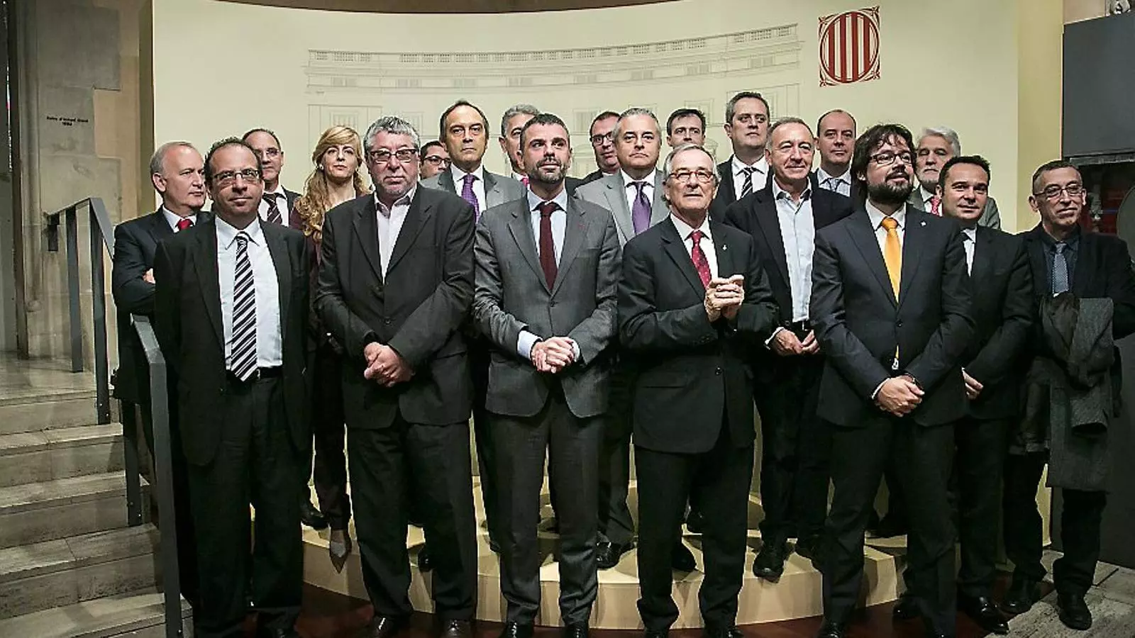 Els representants de les administracions, amb els de les entitats bancàries que concedeixen el crèdit sindicat, en l’acte d’ahir al Palau de la Generalitat.
