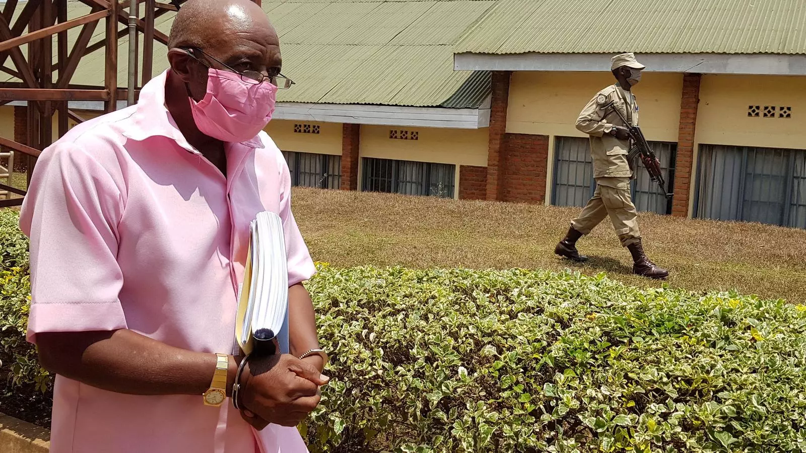 Paul Rusesabagina, retratat com un heroi en una pel·lícula de Hollywood sobre el genocidi de Ruanda del 1994, és escortat amb esposes des de la sala judicial de Kigali, Ruanda, el 25 de setembre de 2020.