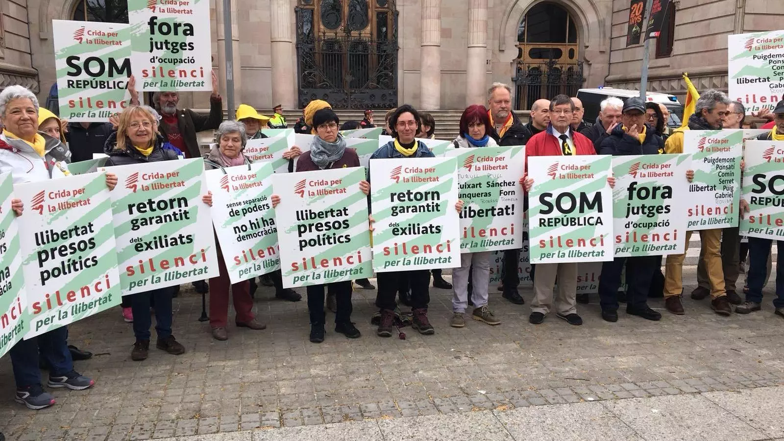 Un centenar de persones rodegen el TSJC per demanar la llibertat dels presos