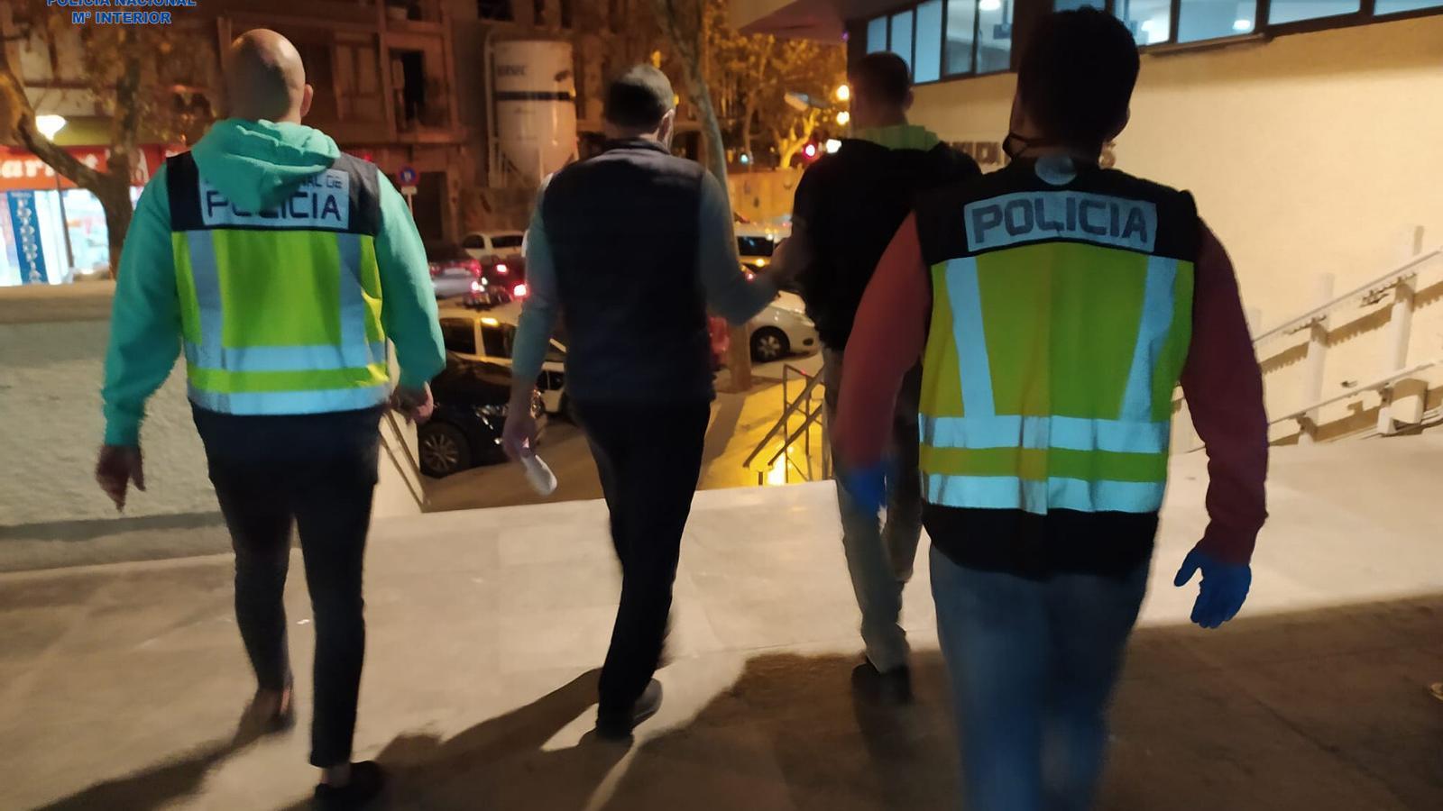 Tres agents de la Policia Nacional amb el detingut