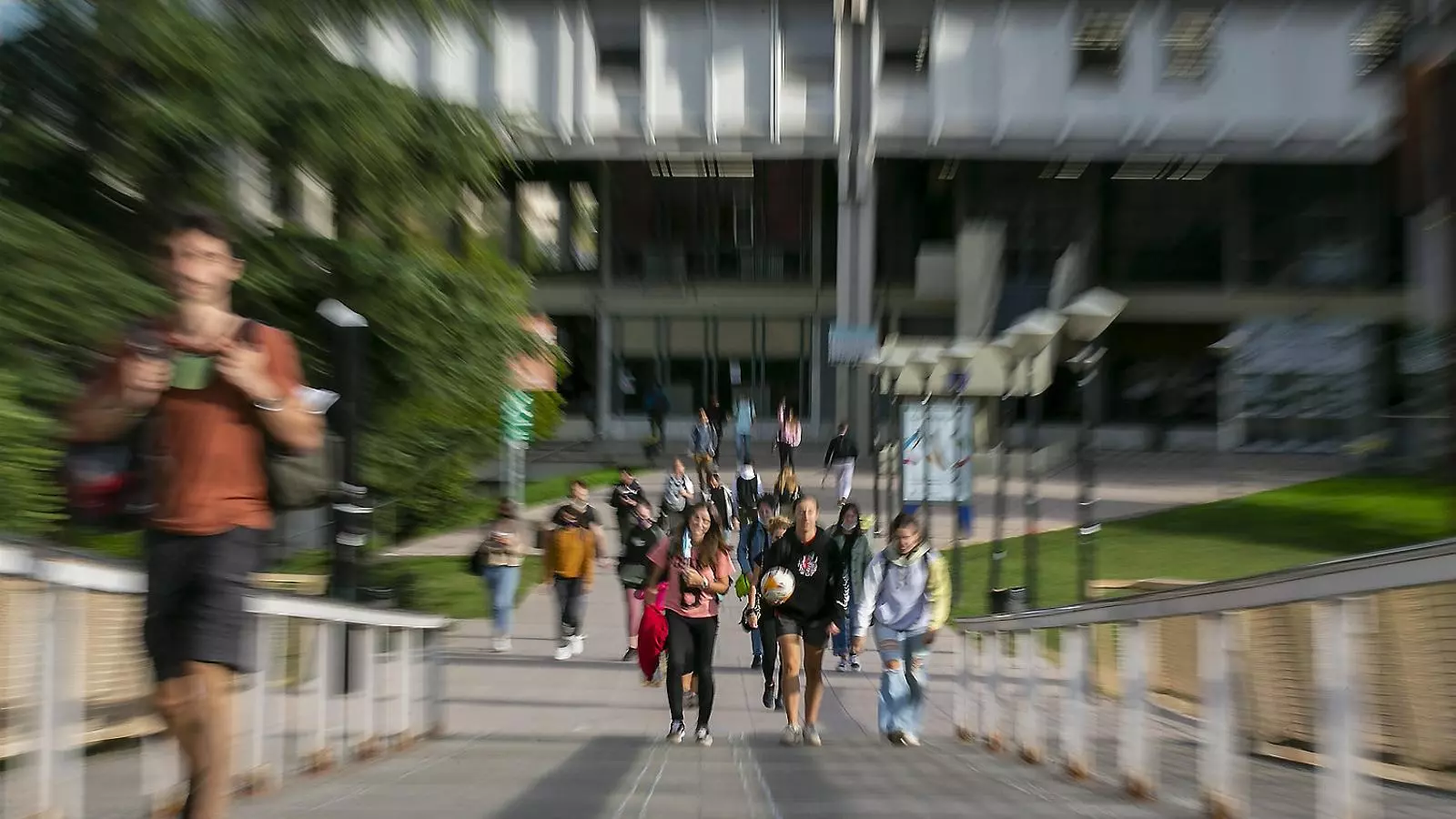 Estudiants universitaris al campus de la UAB, a Bellaterra.