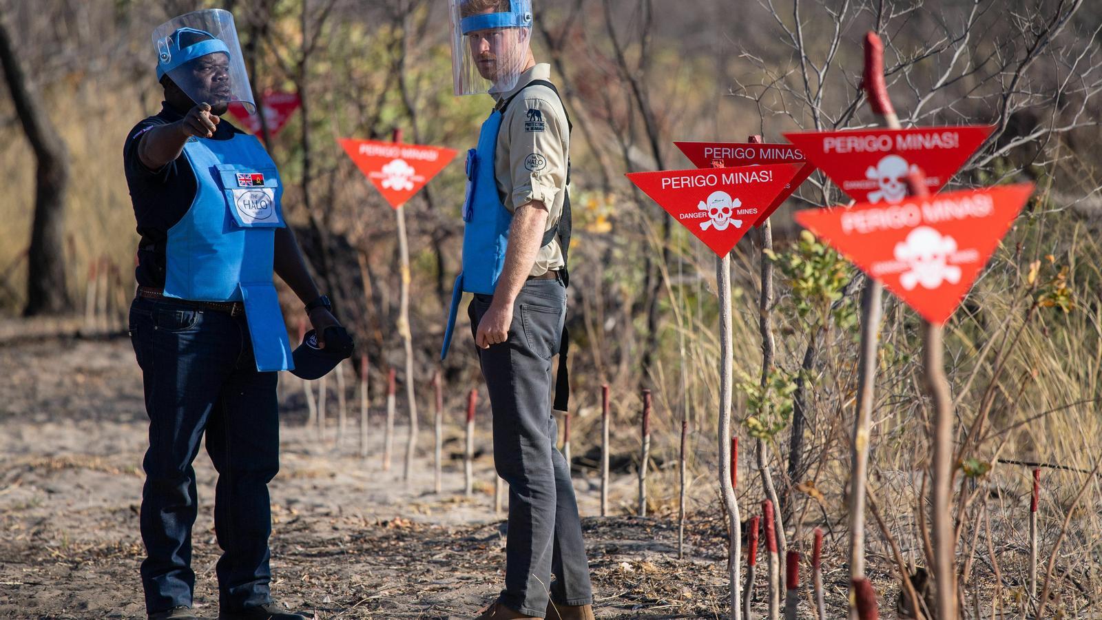 Enric d'Anglaterra en un camp de mines antipersona d'Angola