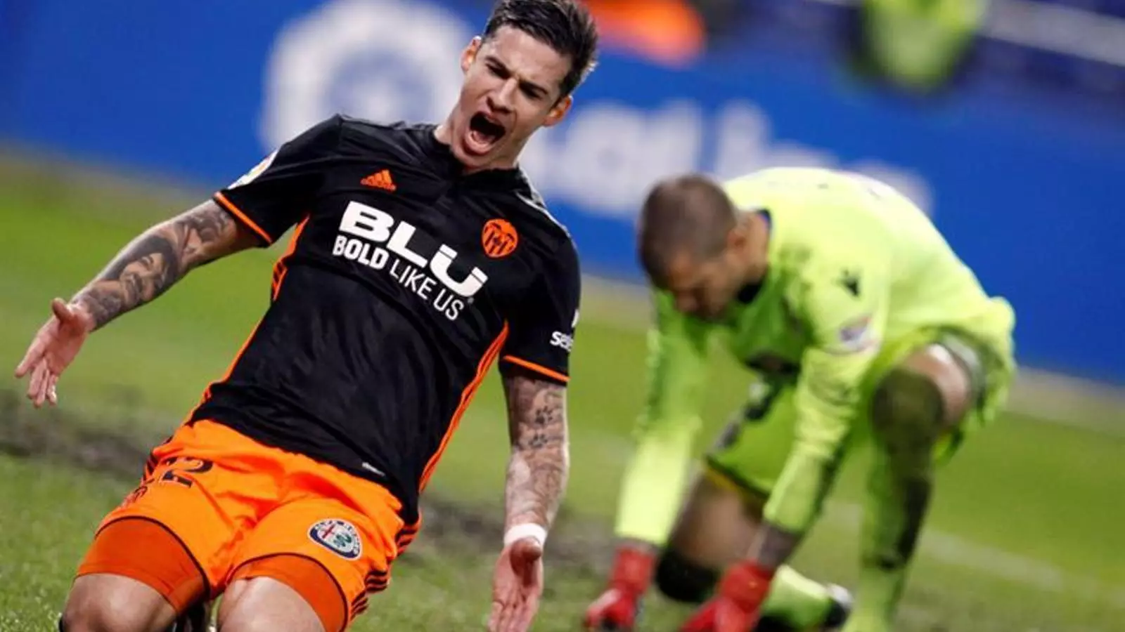 Santi Mina (València), celebrant el 0-1 a Riazor