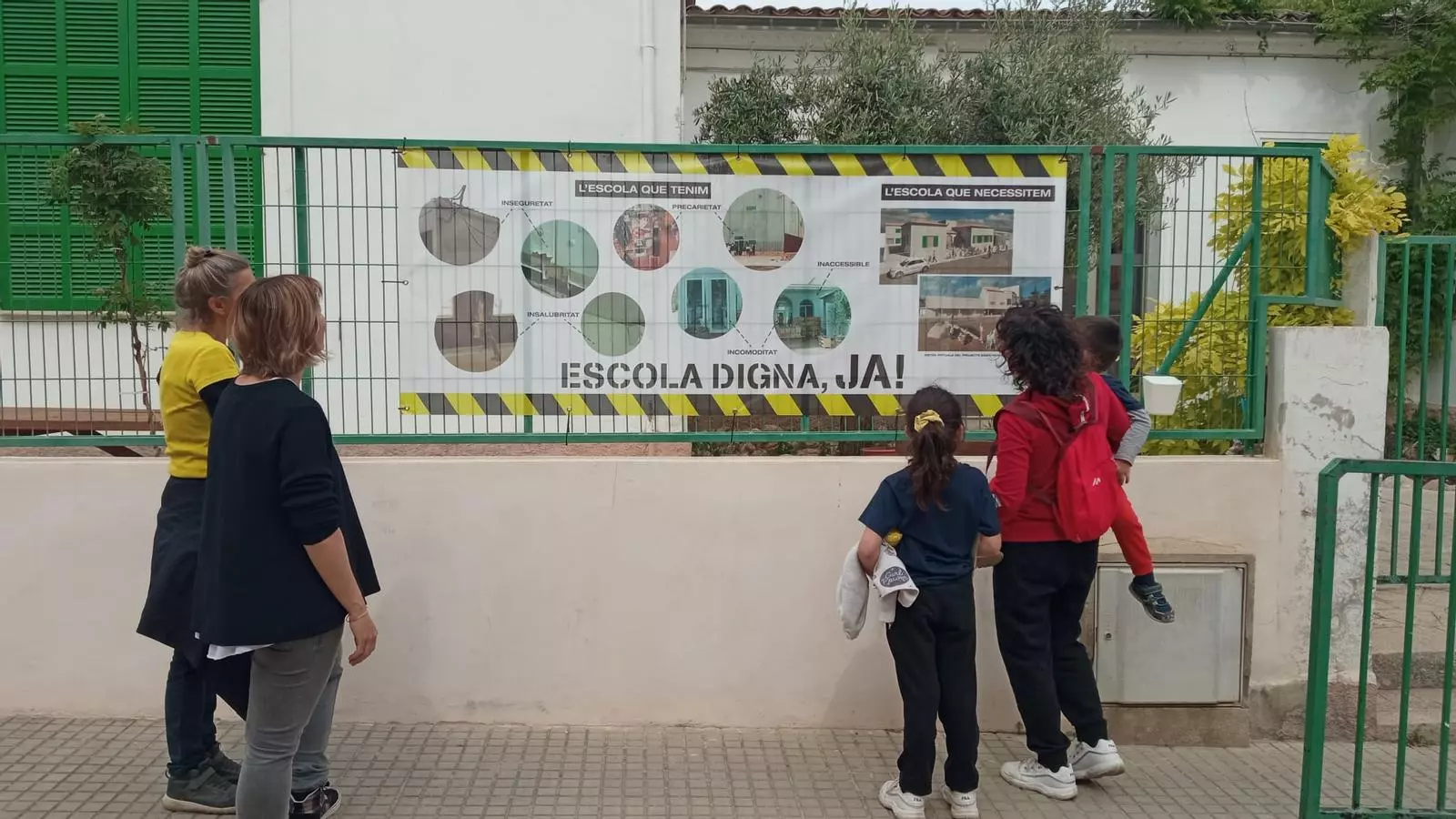Una de les pancartes penjada a l'escola