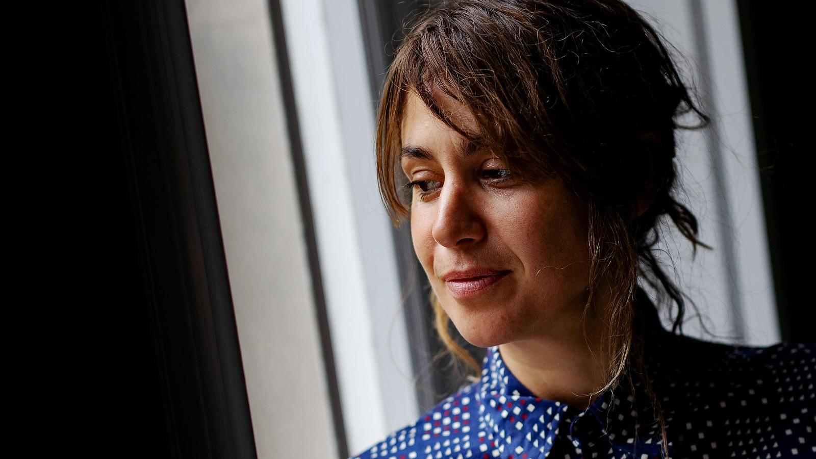 Veronica Raimo fotografiada en la editorial Libros del Asteroide