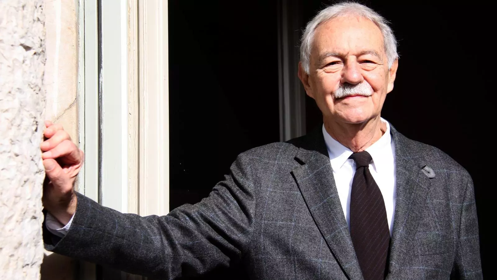 L'escriptor Eduardo Mendoza en un pla mitjà en el balcó de La Pedrera el 29 d'octubre durant la presentació de la seva novel·la 'El secreto de la modelo extraviada'