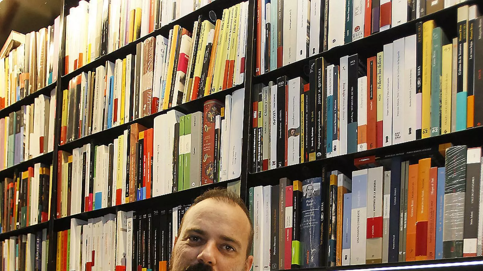 El poeta Pau Vadell va guanyar el Jocs Forals 2017 amb Esquenes vinclades, un poemari que presenta el 23 de novembre a Barcelona.