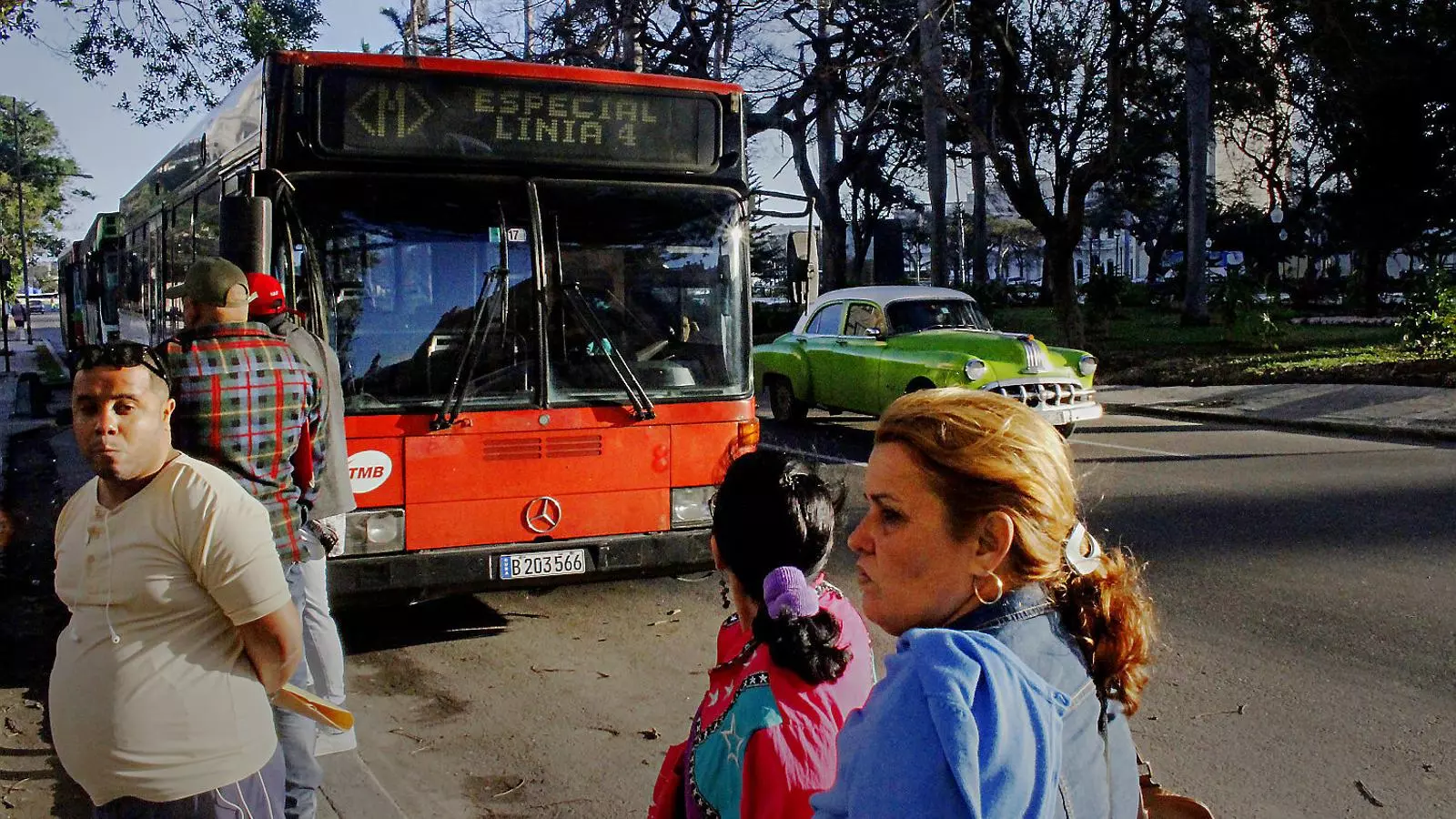 Un autobús de Barcelona circulant per un carrer de l’Havana.
