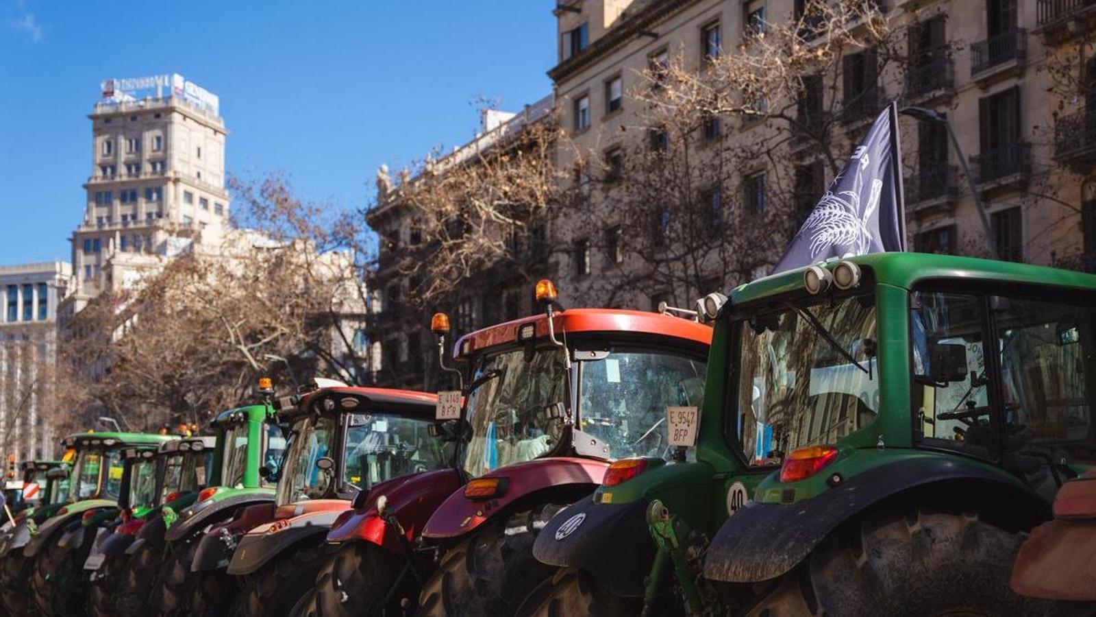 Tractors dels pagesos aparcats a la Gran Via de Barcelona.