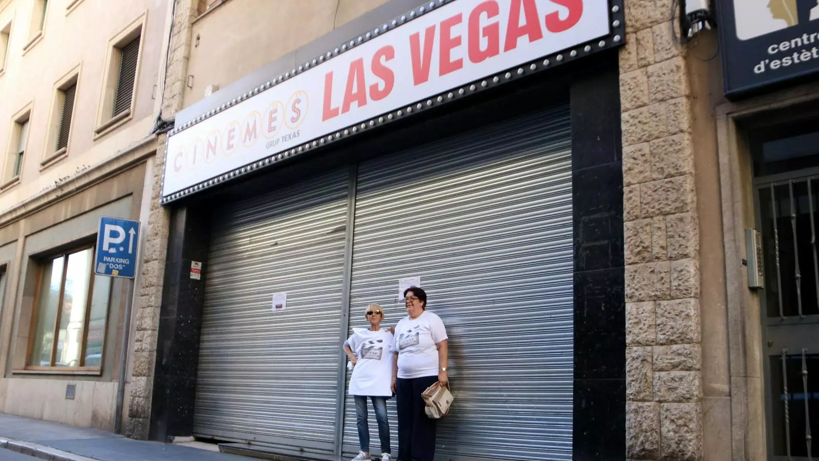 Treballadors de Las Vegas davant dels cinemes tancats i lluint una samarreta on reclamen cobrar, aquest 24 de setembre