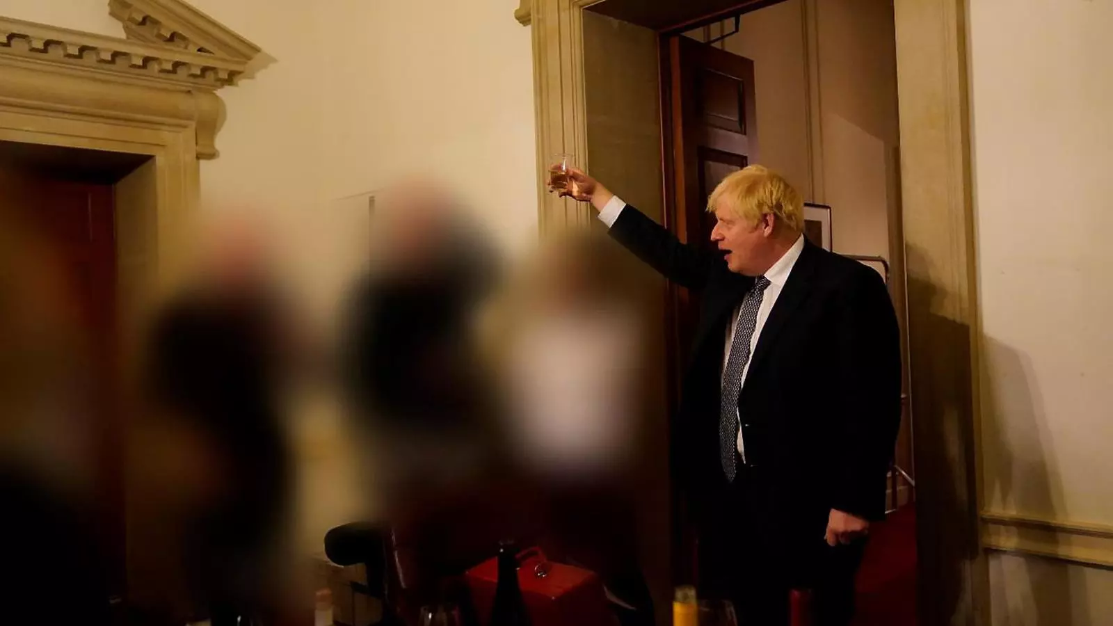 Partygate: vòmits, baralles, karaoke i Johnson “responsable”