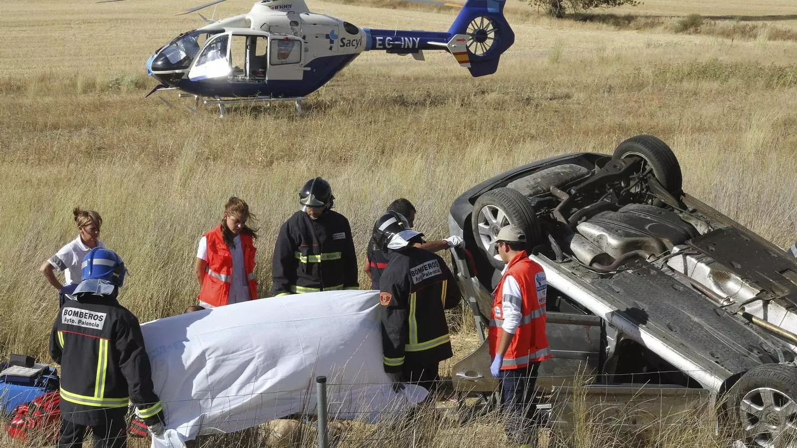 Membres del cos de bombers i dels serveis mèdics, després de rescatar el cos sense vida de l'home de 44 anys, mort en un accident de trànsit a l'A-231, a l'alçada del municipi de Villaherreros.