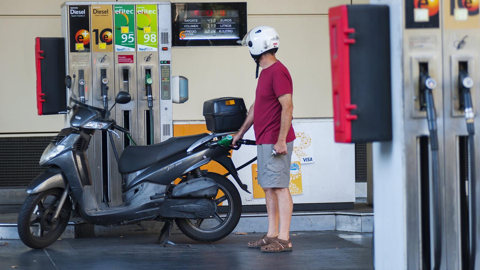 The Spanish government wants to equalize the price of diesel and gasoline.