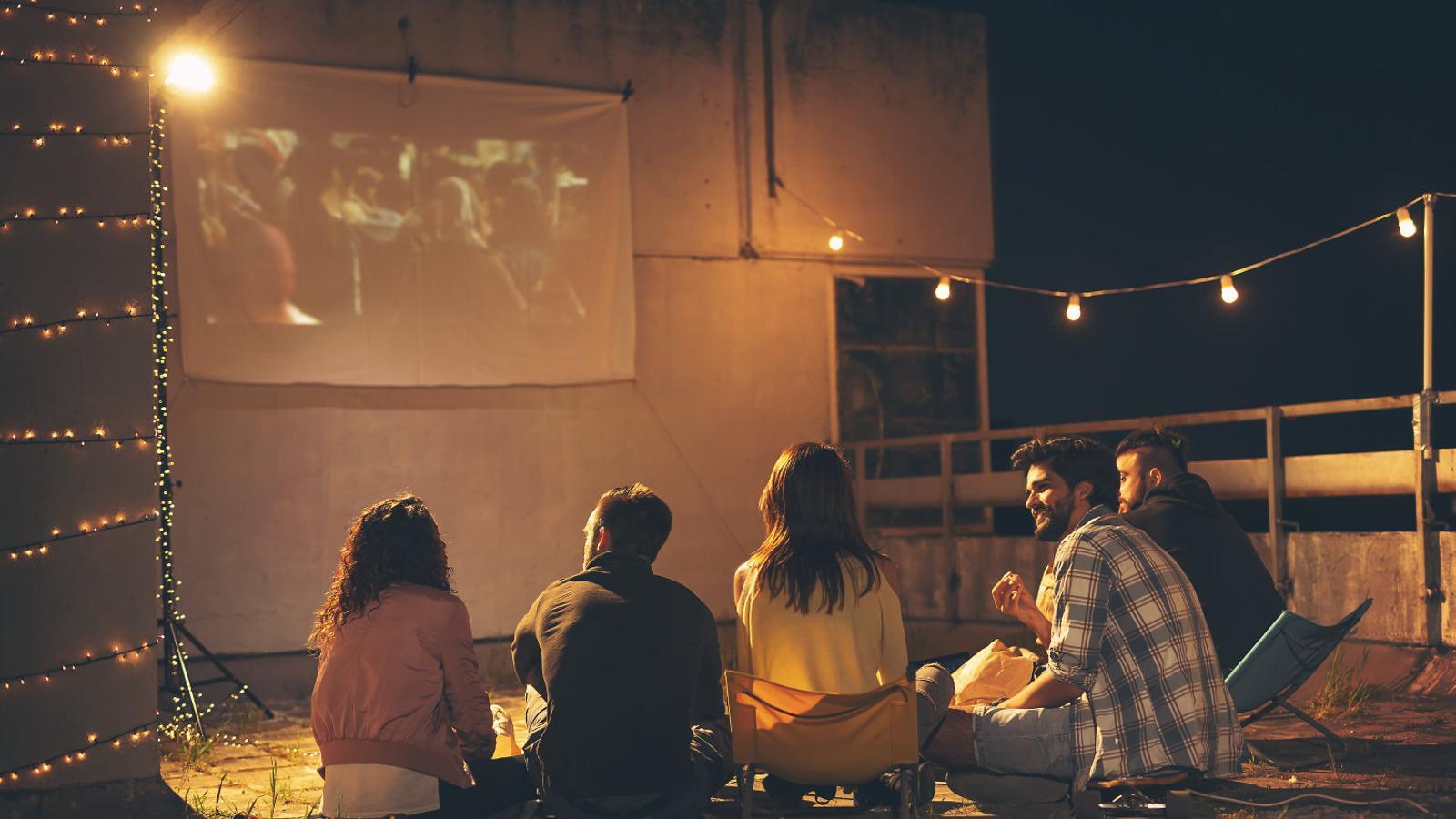 Una azotea es uno de los espacios más adecuados para montar un cine al aire libre durante el verano.