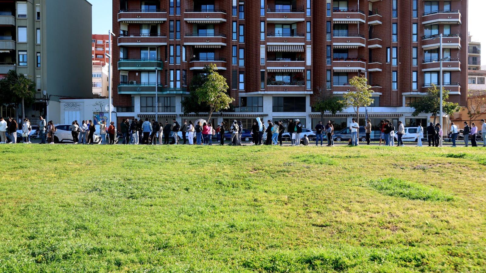 Immigrants fan coa per aconseguir la documentació que necessiten per al procés de regularització extraordinària del govern espanyol.