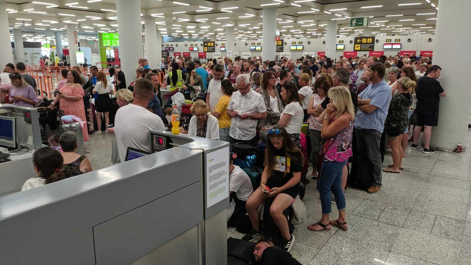 Personal de l'aviació civil britànica ja són a l'aeroport de Palma per ajudar a repatriar els clients de Thomas Cook