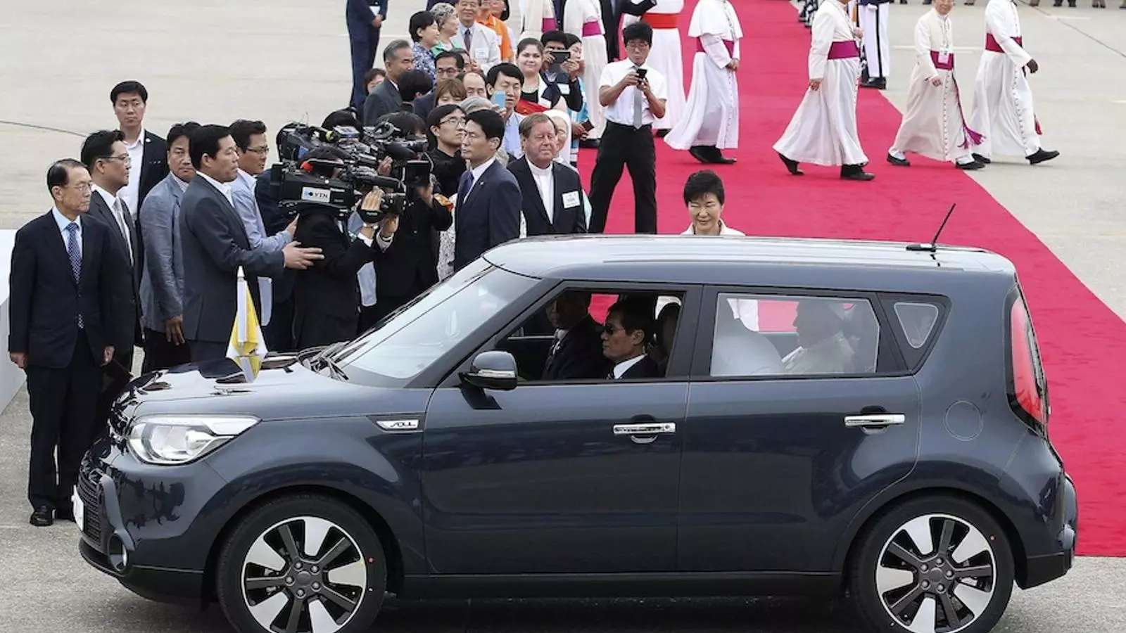 El papa Francesc ha canviat el 'Papamòbil' per un vehicle coreà. AHN YOUNG-JOON / REUTERS
