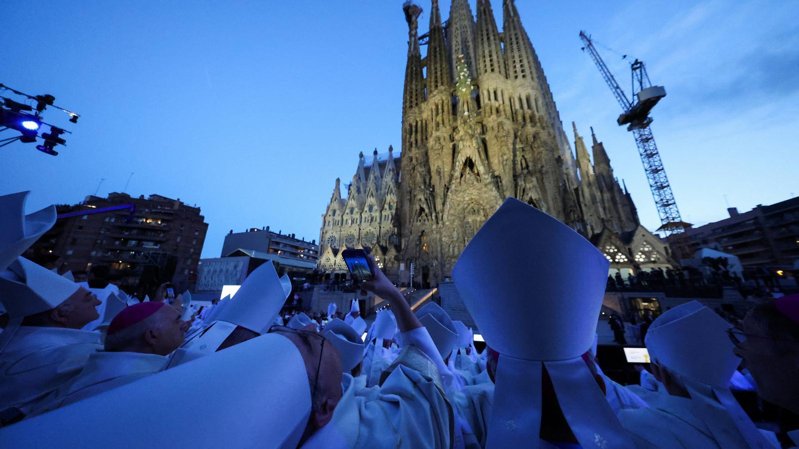 Moment of the lighting and benefit of the cross of Jesus in the Sagrada Familia temple.