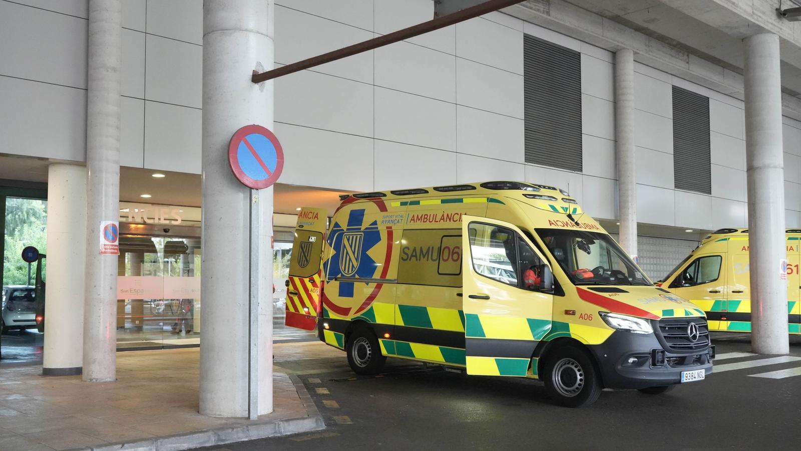 Una ambulancia aparcada en el exterior de Son Espases.
