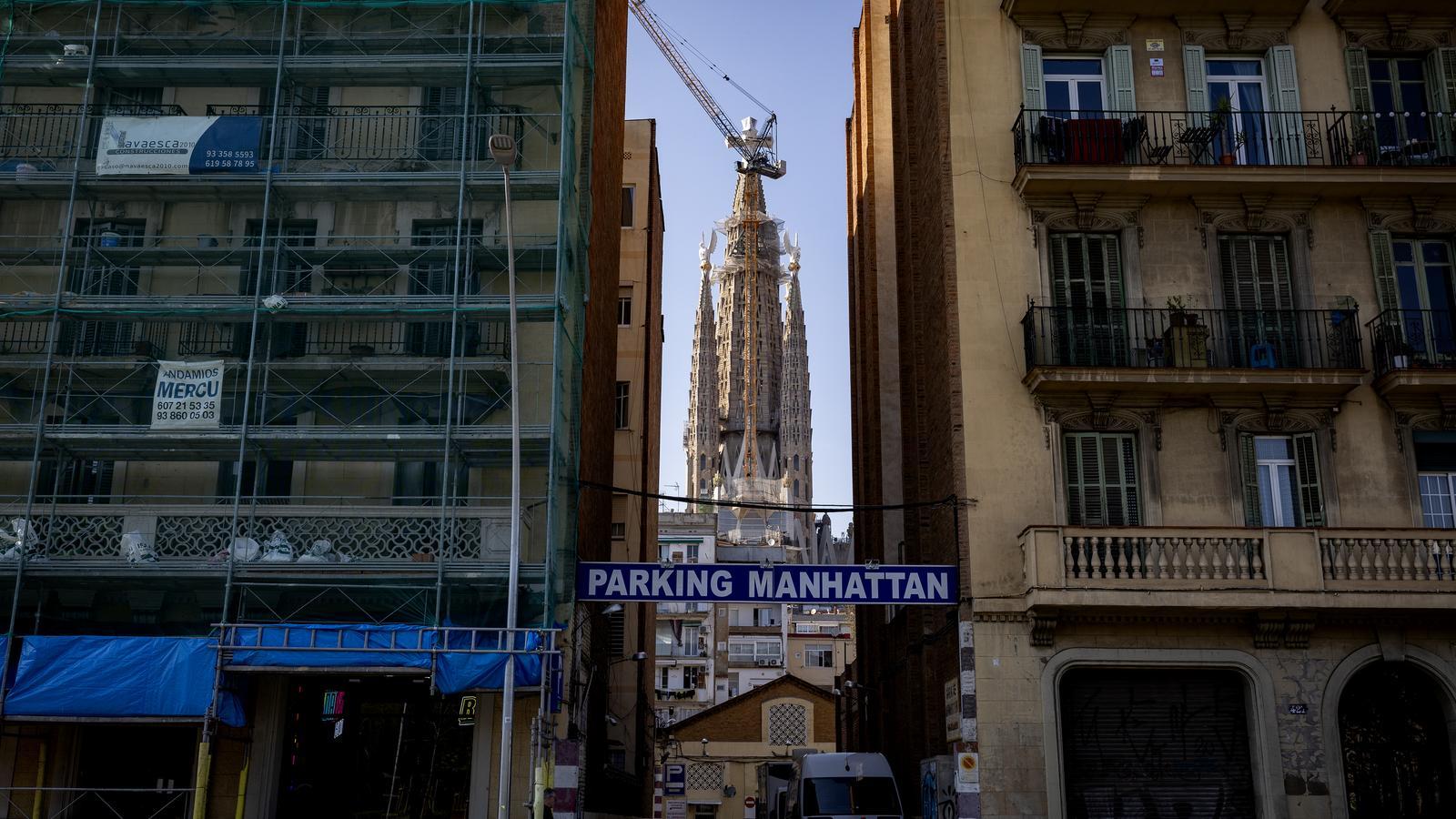 Vista de la Sagrada Familia y algunos de los bloques afectados por la construcción de la escalinata