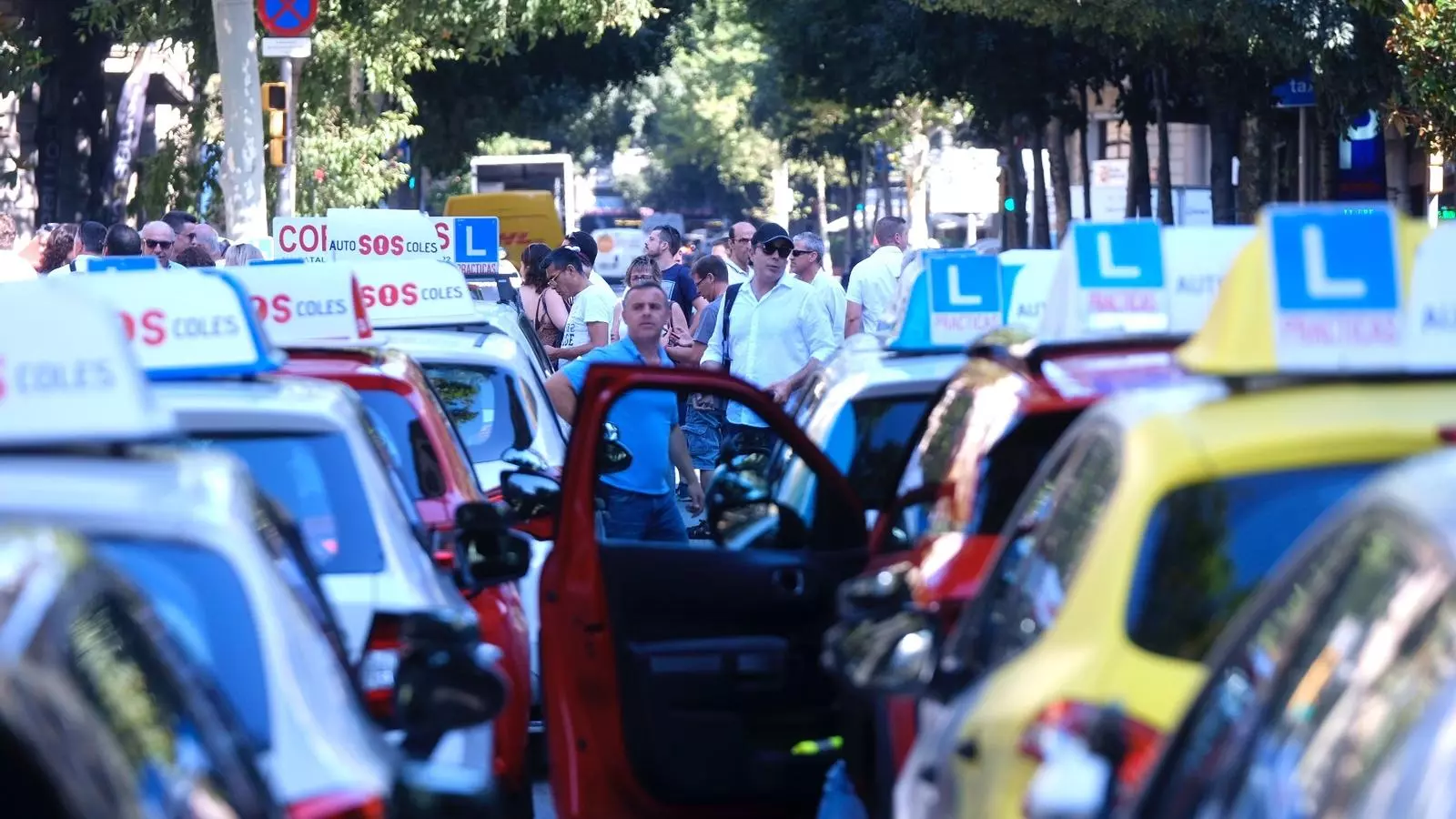 Els treballadors de les autoescoles fan una marxa lenta al centre de Barceloba