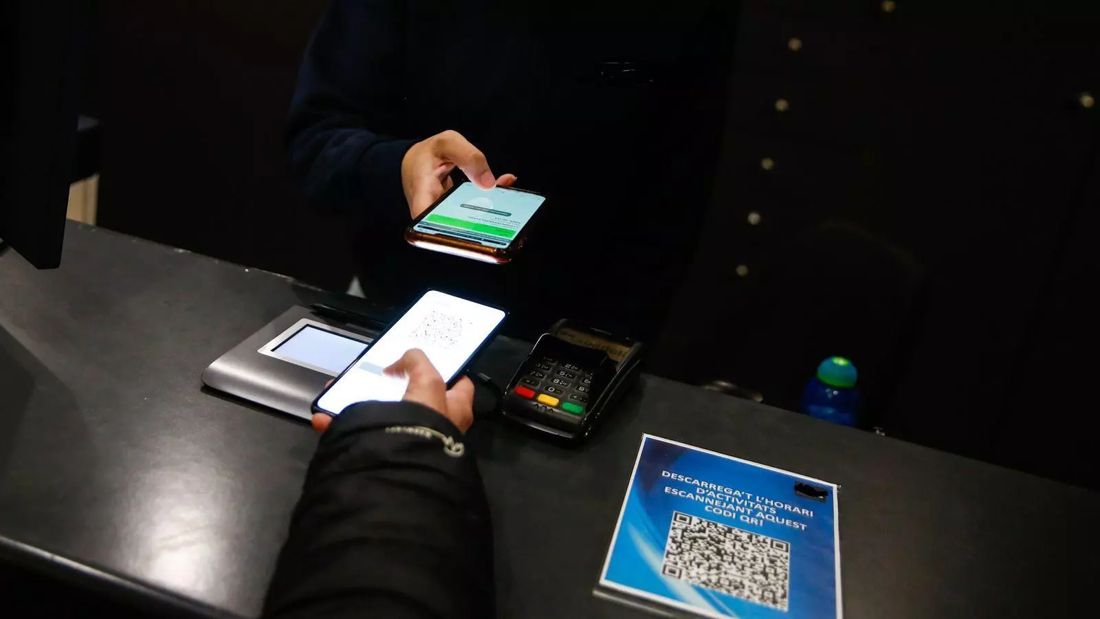 Validació del codi QR per entrar en un establiment.